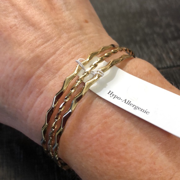 NWT Charming Charlie Gold Tone Cuff Bracelet! - Picture 3 of 4